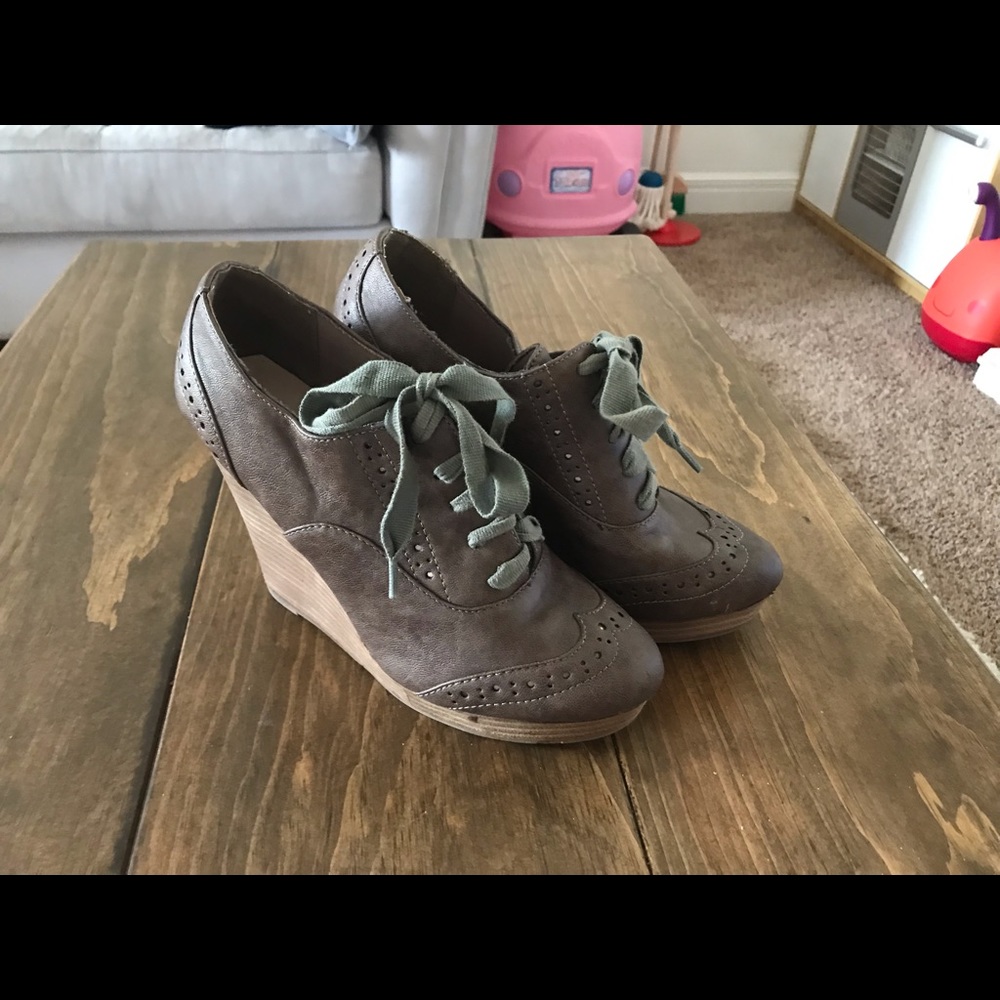 Gray brown wedge. Size 8.